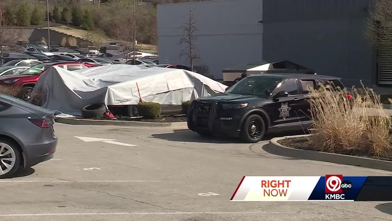 Kansas City Tesla dealership possible arson, two Cybertrucks burn - YouTube