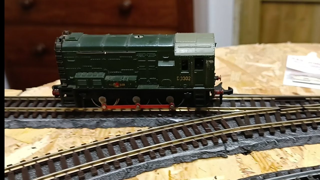 060 shunter going round the model railway - YouTube
