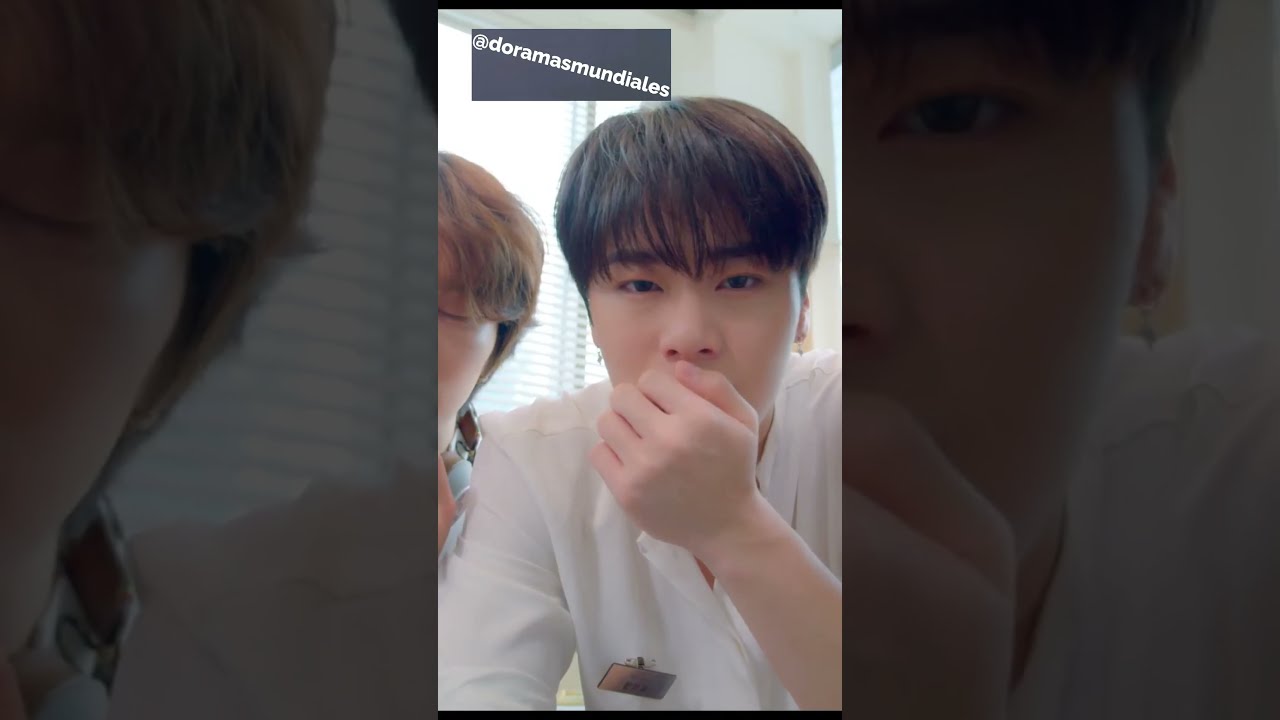 Moon Bin esperando a que ella se despierte 