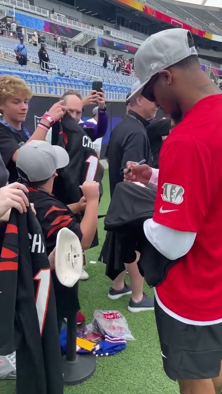 We're HUMONGOUS fans too, kid ?