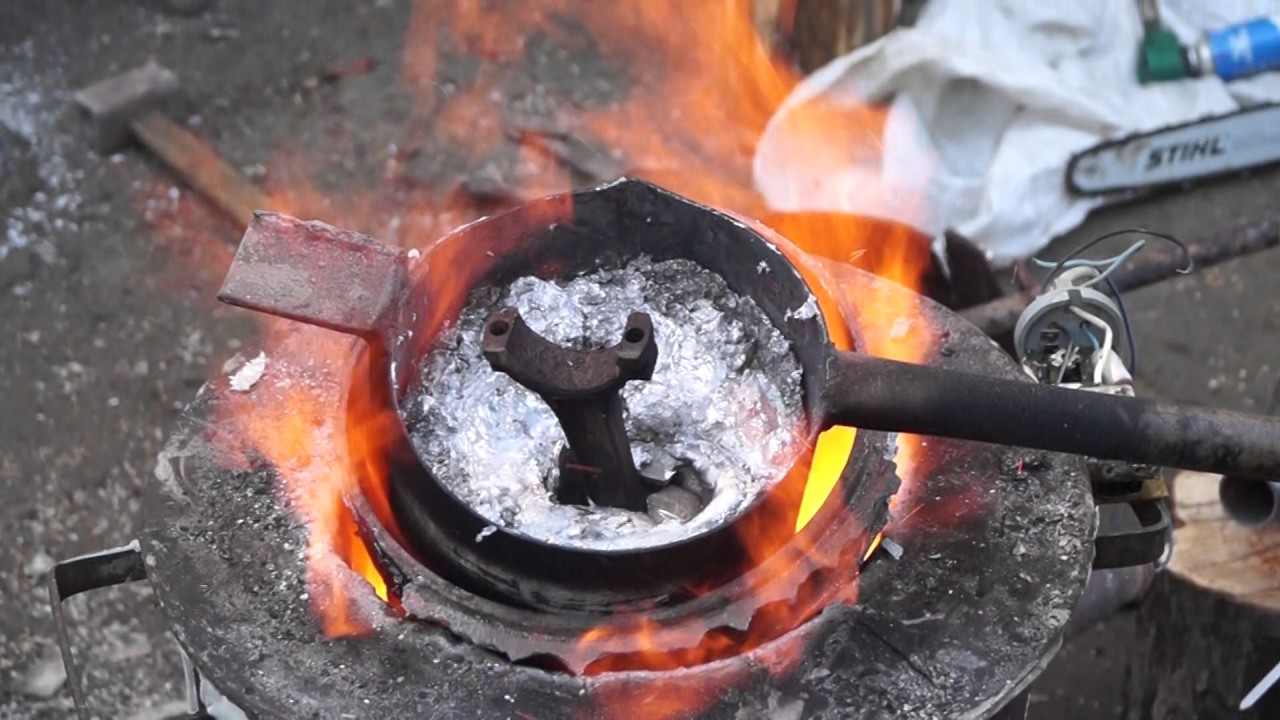 Кипение металла. Горн -  печь для переплавки металлов. Литье алюминия расплава печь. Плавильная печь для литья алюминия. Печь для переплавки металлов.