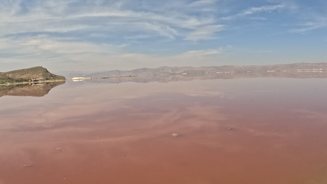 باورت میشه این دریاچه صورتیه؟ — Can you believe this lake is pink?