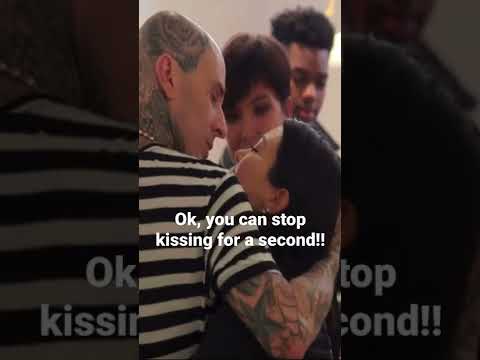 Kourtney Kardashian and Travis Barker kissing in front of Kriss Jenner 😂