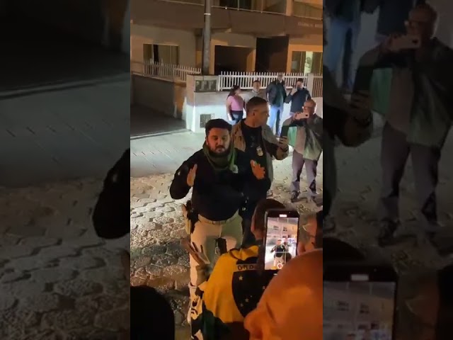 sddefault URGENTE: Povo se reúne em protesto na frente de casa de praia onde está ministro do STF e PM é acionada (veja o vídeo)