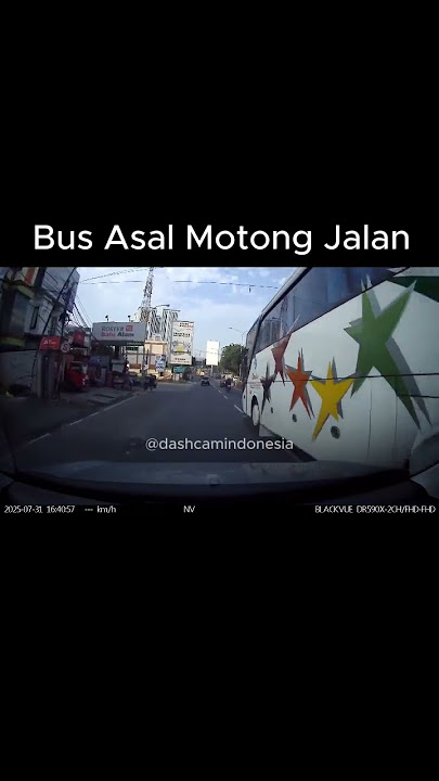 Bus Adiputra ugal-ugalan motong ke kiri dari jalur kanan untuk berbelok ke kiri. #dashcam #short