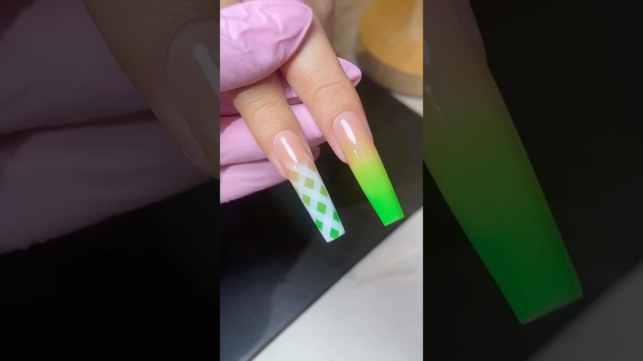 🧣✨ Plaid Made Easy! ✨🧣 This cozy plaid look is as simple as peel, stick, and slay 💅