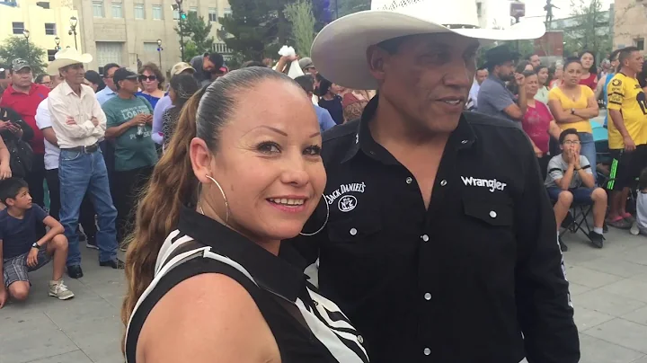 Flor y Omar bailando la rola de su video Viral 29 millones de vistas