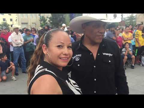 Flor y Omar bailando la rola de su video Viral 29 millones de vistas