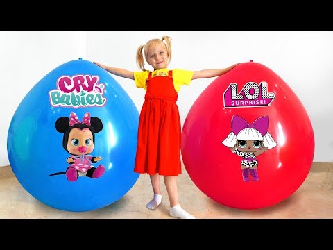 Девочка Алиса играет в игрушки в огромном шаре /Giant balloons w/ surprise toys