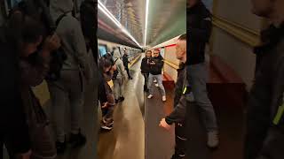 🔴Police Vs Kid Pickpockets Of Rome #RomePickpockets #MetroItaly #Italia #Traveltips #Shorts