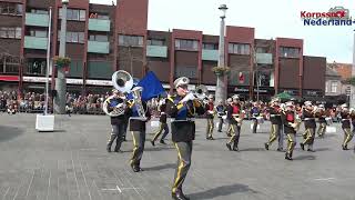 Show  en Marchingband Rijnmondband tijdens Oranje Bandshow Dordrecht 2023