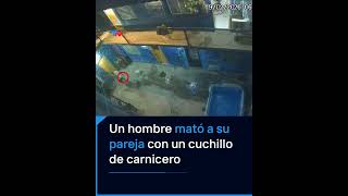 EL VIDEO DEL HORROR: Un hombre mató a su pareja con un cuchillo de carnicero