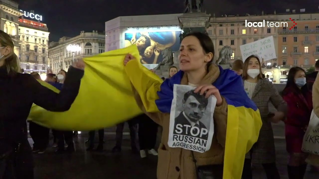 Ucraina, corteo spontaneo verso piazza Duomo: slogan contro Putin 