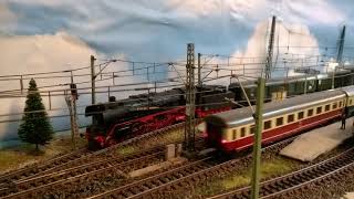 Intercity mit BR 103 137-6 (Märklin 39579) bei der Durchfahrt