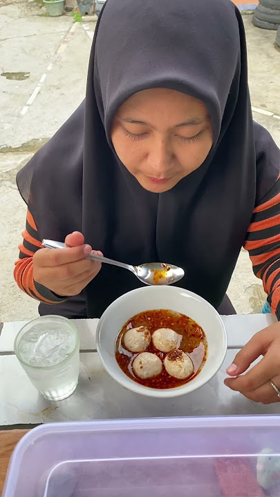 Because my little brother bought chili oil meatballs, many of the kids joined in.