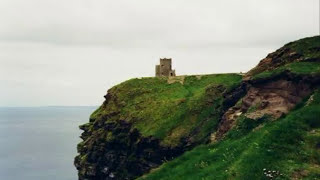 Video-Miniaturansicht von „Kate Bush - Mná na hÉireann (Women of Ireland)“