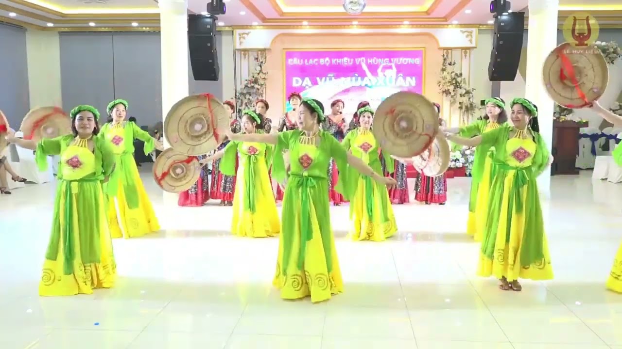 Cùng em trẩy hội mùa xuân