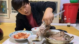 东北农村小伙吃猪蹄，朝鲜族大锅整整焖了5个小时，猪蹄都脱骨了【东北鸭蛋说白了】