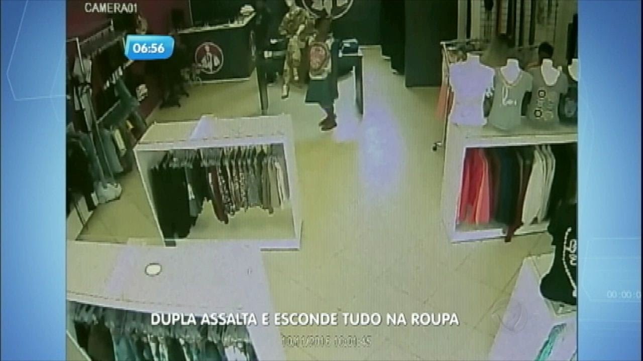 Mulheres roubam loja e escondem mercadoria debaixo da saia