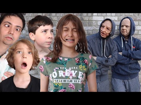 أخافها شخص في الشارع وبكت