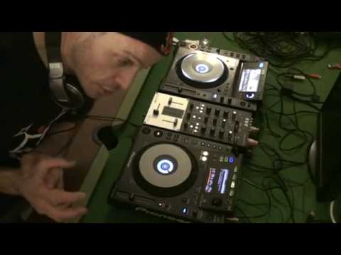 DJ Tutorial on Mixing Dubstep and droping a house toon in too!