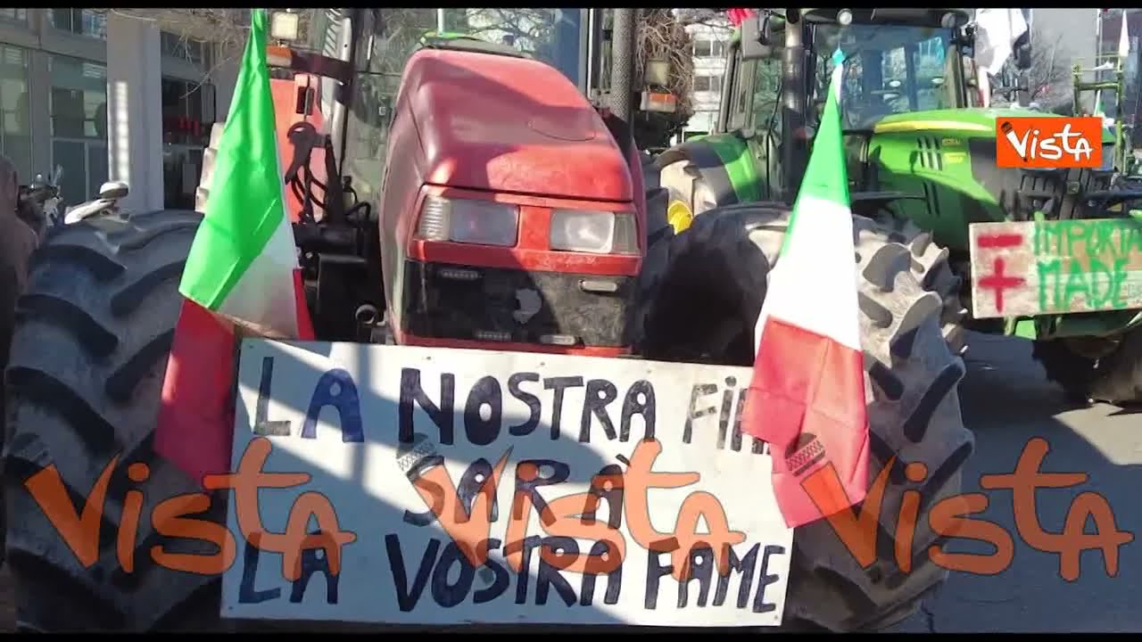 I trattori sotto il Pirellone a Milano, protesta degli agricoltori