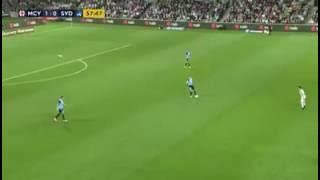 The best goalkeeper stops game to rescues injured seagull !! It so Respect! 👍👍🐦🐦