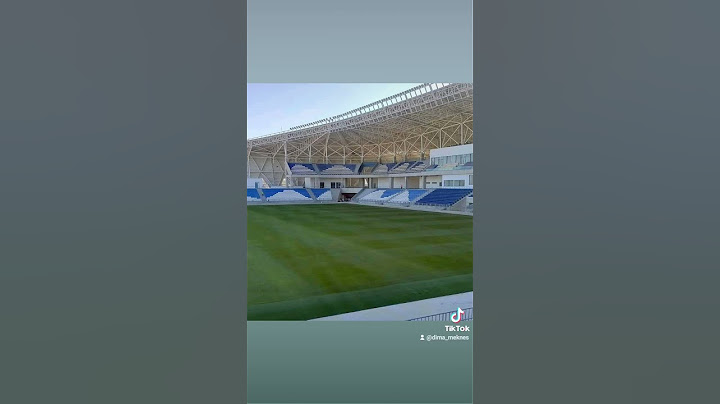 هنا المغرب ، هنا الحسيمة 🇲🇦حيت يبنى نصف الملعب فقط و يغطى نصفه فقط و يفصل بين كل طابق عدة أمتار ،