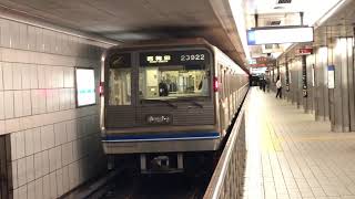 休日の大阪メトロ四つ橋線なんば駅、ホーム柵設置工事前の電車発着と駅構内の様子