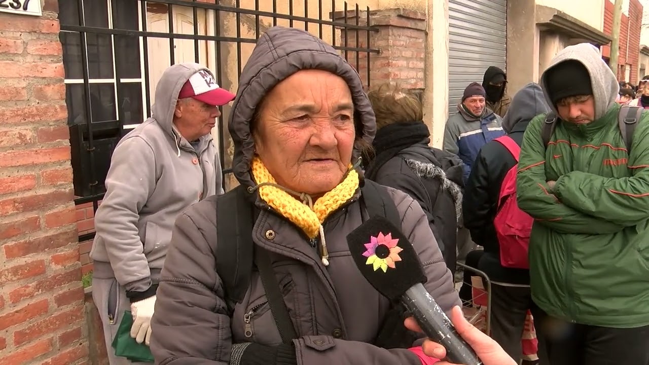 Entrega de bolsones de alimentos a jubilados