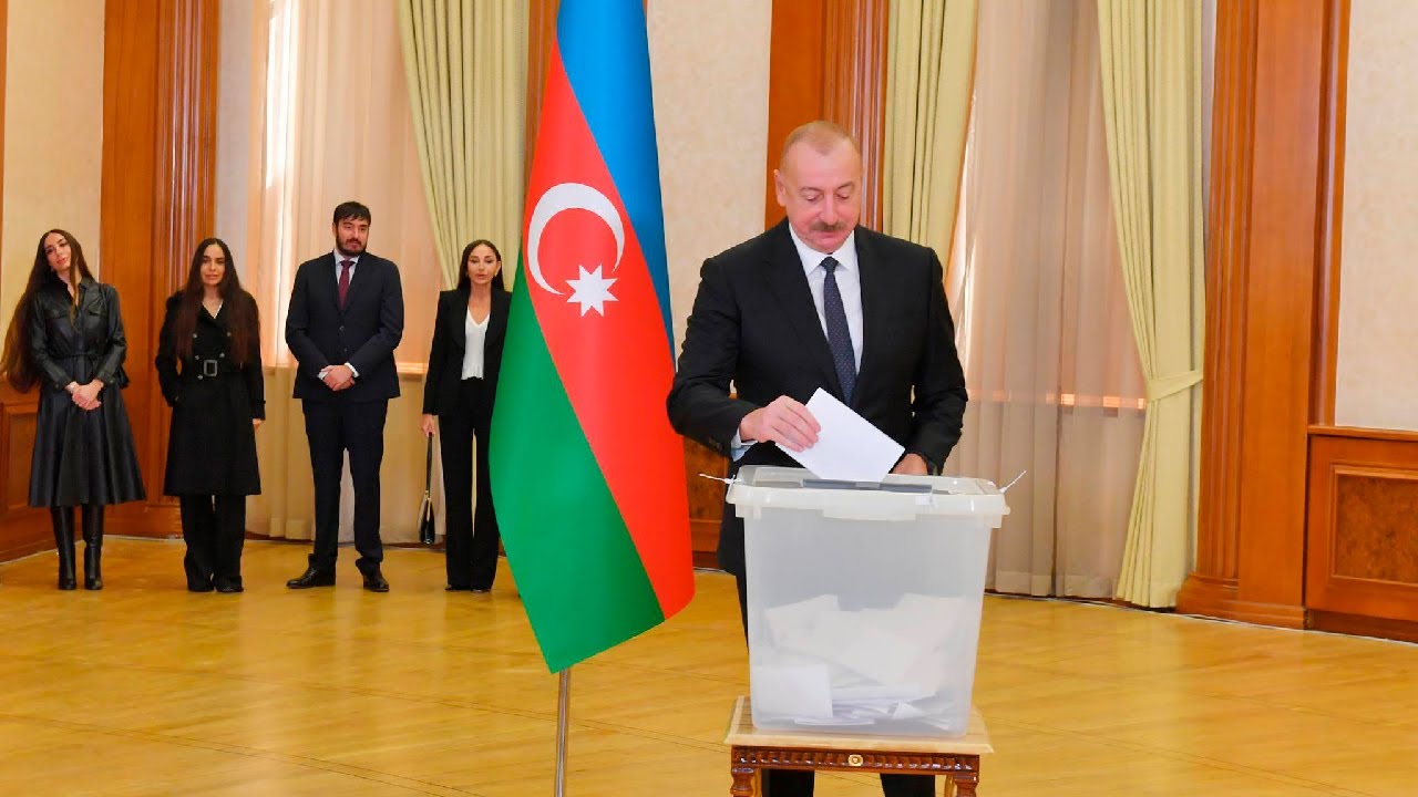Ильхам Алиев вместе с семьей проголосовал на выборах президента Азербайджана