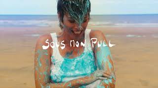 Video-Miniaturansicht von „Mademoiselle K - Sous mon pull (Audio)“