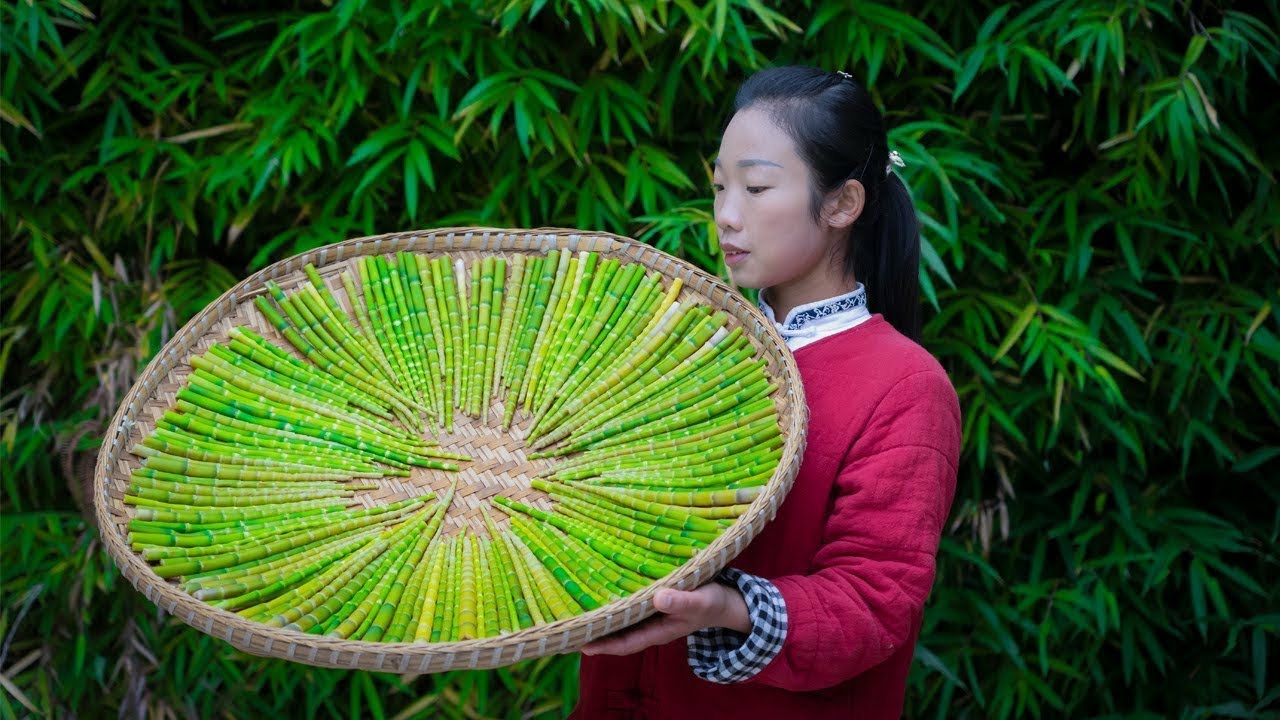 Picking wild bamboo shoots in autumn and winter to make Chinese food 秋冬 ...