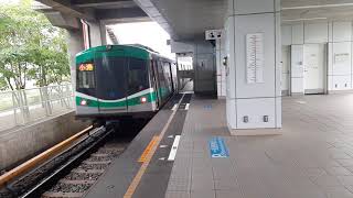 高雄捷運紅線南岡山站14:32分拍攝011次開往小港的車號122+121編組高運量系統鋼輪鋼軌式捷運列車，和通過一起雙單的PP自強號