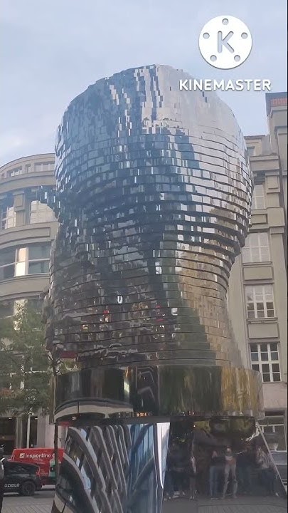 Памятник писателю Франц Кафка в Праге - YouTube