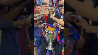 PSGs players made sure club legend Presnel Kimpembe lifted the trophy with the team 🥹🙌