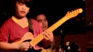 Amazing 10 year old filipino boy shredding on the guitar