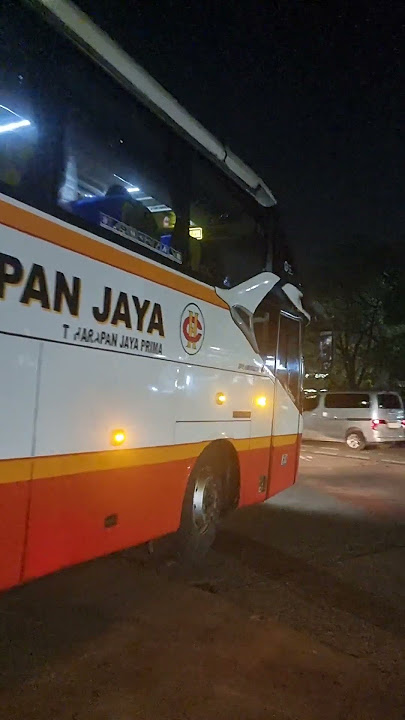 bus harapan jaya keluar poris disaat banyak anak sekolah dipintu keluar terminal