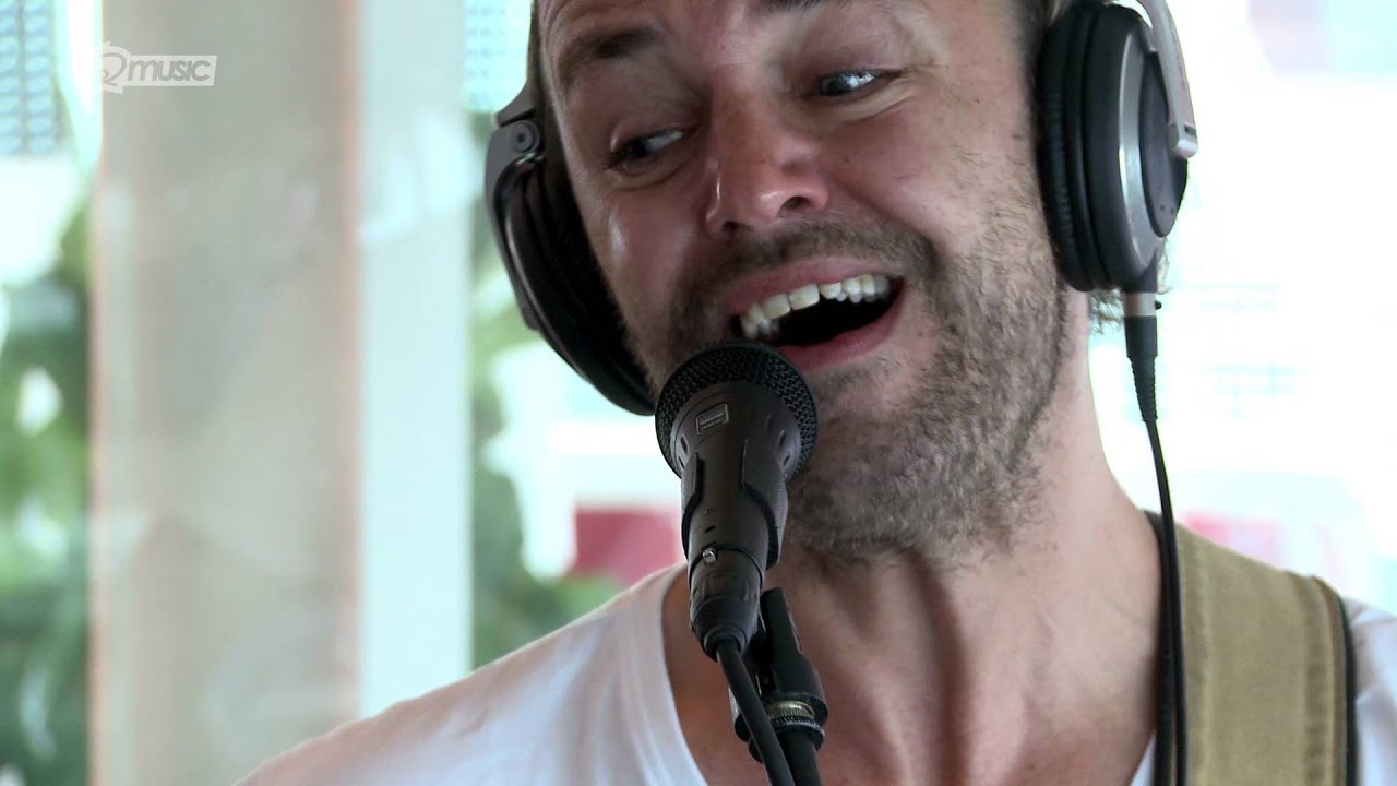 Guarda Niels Geusebroek - Falling Down (live bij Mattie & Wietze) // Q-music su YouTube Guarda Niels Geusebroek - Falling Down (live bij Mattie & Wietze) // Q-music su YouTube