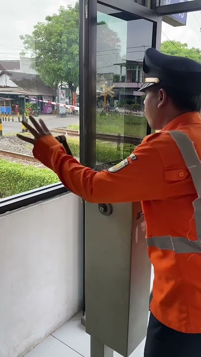 Petugas mengoperasikan palang pintu mekanik buatan Belanda #shorts #keretapitutut #keretaapi