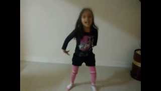 Nina Dança Do Pinguim Do Pânico