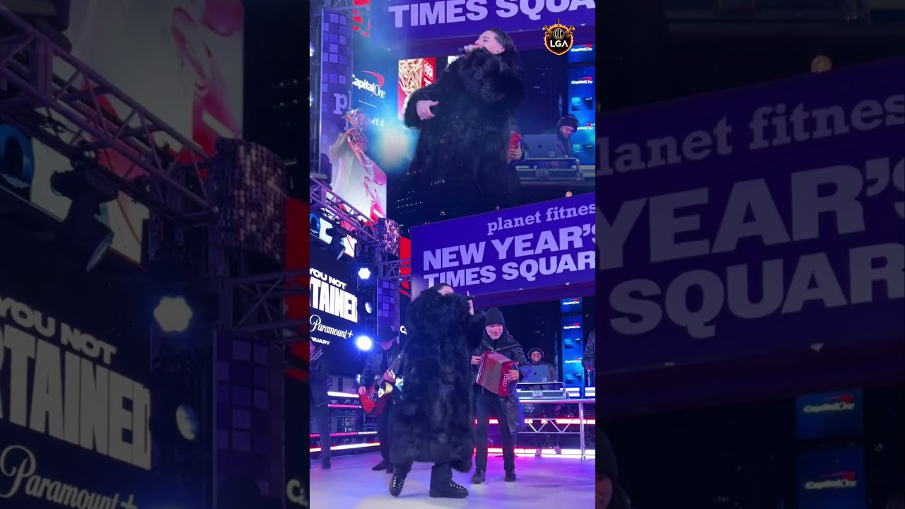 XAVI CANTANDO NO CAPEA DESDE EL TIME SQUARE EN NEW YORK