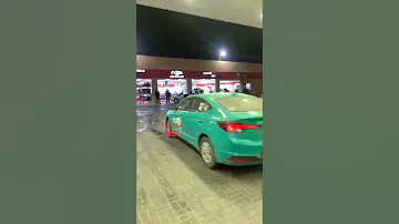 شاهد عامل محطة وقود يطارد سائق تاكسي هرب بعد تعبئة البنزين دون دفع الحساب 