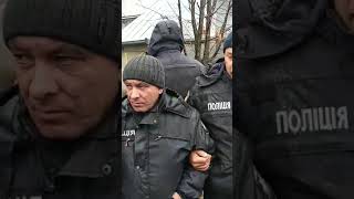 Як поліція викидає православну громаду з храму