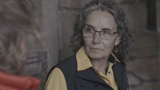 Jesús Calleja comprueba cómo funciona Correos Cash Santander en las zonas rurales de Galicia.