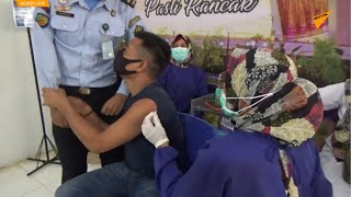 インドネシアの受刑者、ワクチン接種を怖がり看守にしがみつく