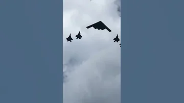 طائره الشبح B 2 Spirt تستعرض بعيد الاستغلال الامريكي 