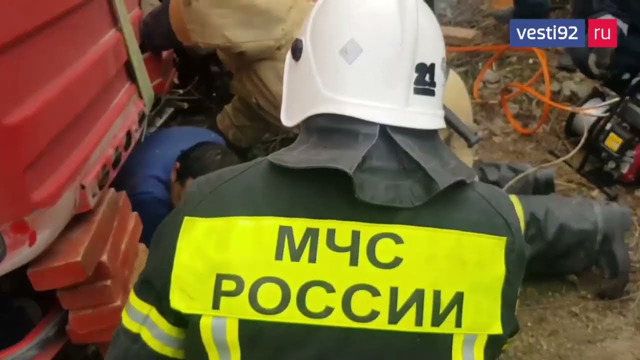 В Крыму под 30-тонным грузовиком оказался зажат человек