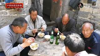 The people in the mountains asked for help, and the hostess cut a pot of meat