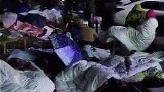 駐車場に敷かれた布団　中国・九寨溝